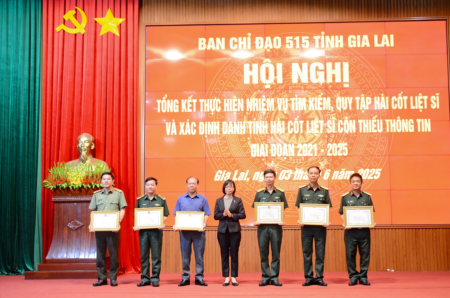 UBND tỉnh Gia Lai trao bằng khen tặng tập thể có thành tích trong thực hiện nhiệm vụ tìm kiếm, quy tập hài cốt liệt sĩ