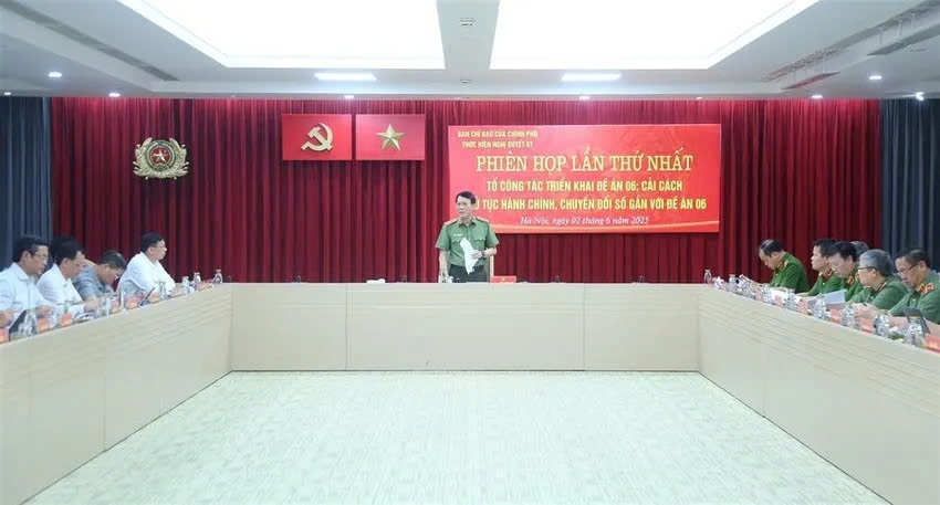 Bộ trưởng Lương Tam Quang chủ trì phiên họp. Ảnh CA