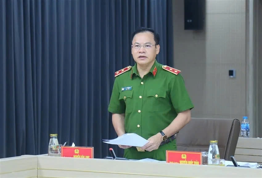 Thứ trưởng Nguyễn Văn Long điều hành tham luận tại phiên họp. Ảnh CA