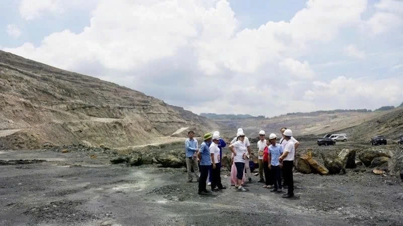 Các chuyên gia UNESCO thẩm định các giá trị địa tầng tại vùng trũng Na Dương, huyện Lộc Bình, tỉnh Lạng Sơn. Ảnh: TL