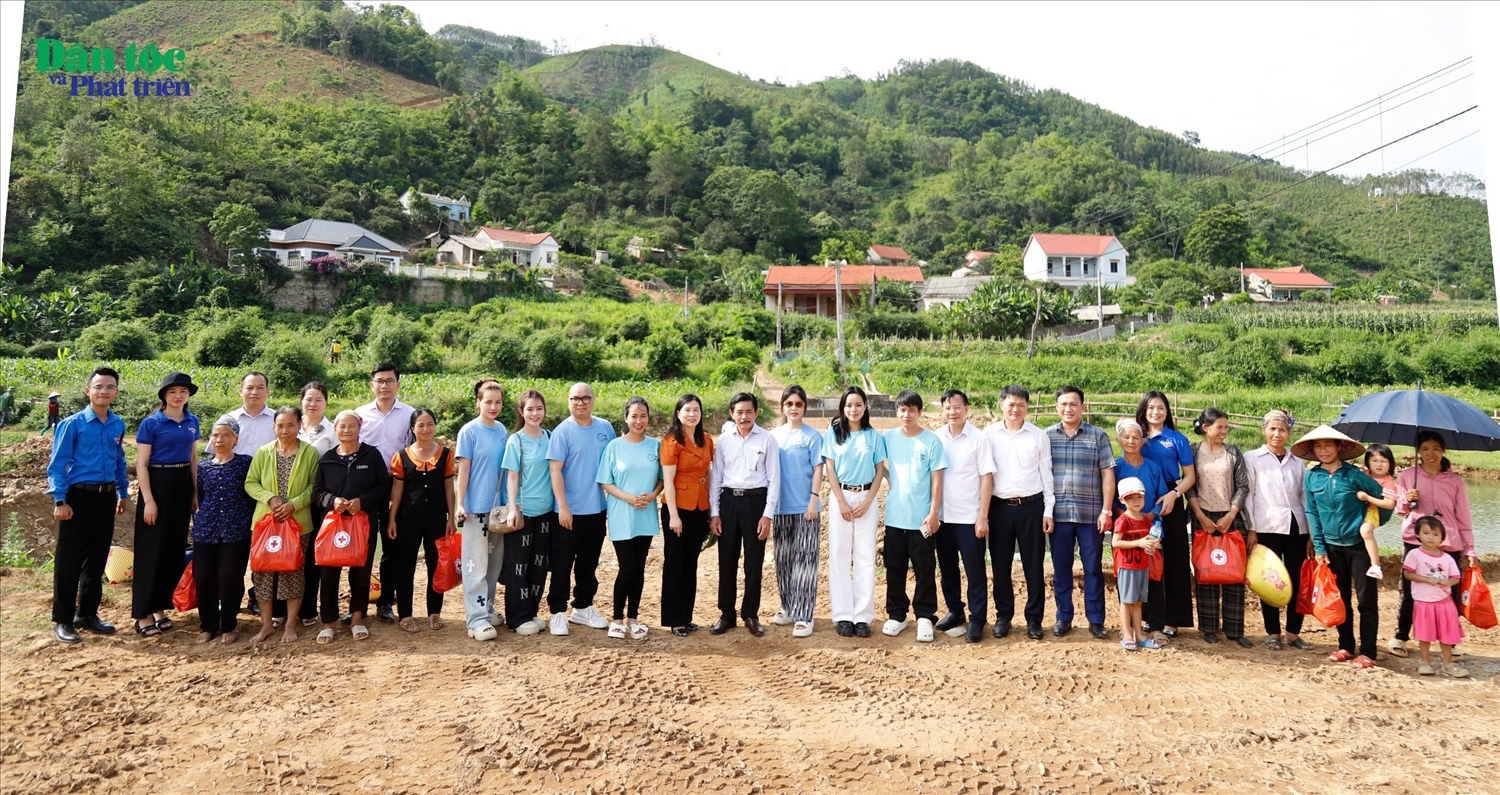 Các Đại biểu chụp hình lưu niệm cùng bà con xã Quan Sơn, huyện Chi Lăng (Lạng Sơn)