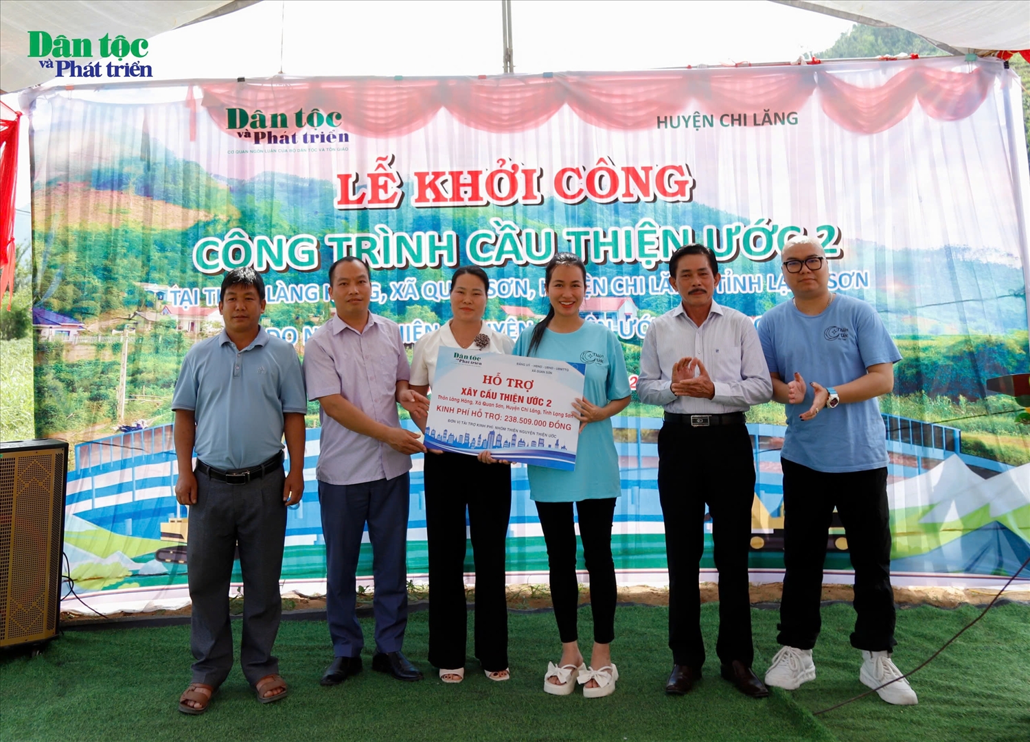 Tổng biên tập Báo Dân tộc và Phát triển Lê Công Bình và Trưởng nhóm thiện nguyện Thiện Ước Hà Quỳnh Trang trao biển hỗ trợ kinh phí cho xã Quan Sơn, huyện Chi Lăng (Lạng Sơn)