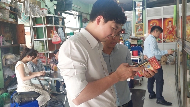 Đoàn công tác Cục Quản lý Y, Dược cổ truyền kiểm tra đột xuất cơ sở buôn bán thuốc y học cổ truyền ở Quận 5 (TPHCM).