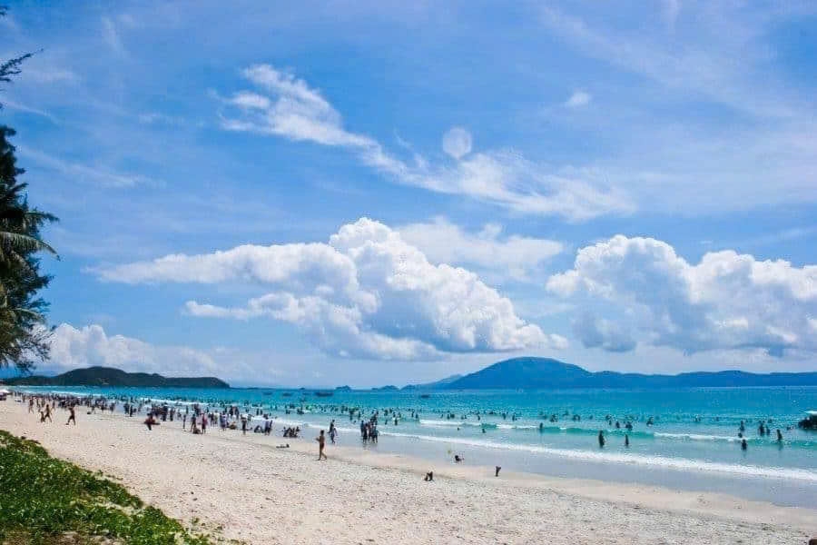Du lịch biển thu hút đông du khách mùa hè. Ảnh: TL