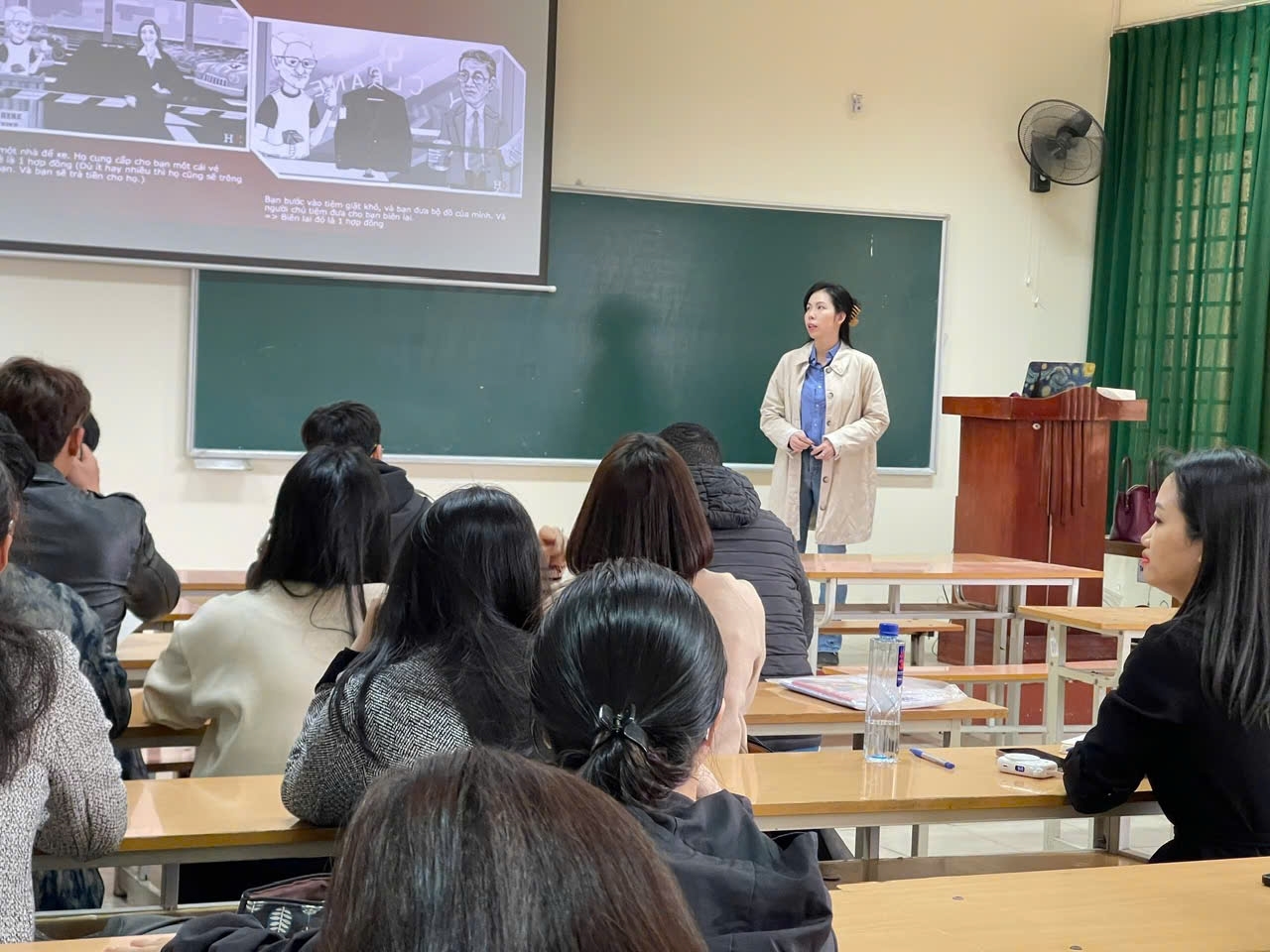 Tiến sĩ Đỗ Mạc Ngân Doanh giảng dạy Lớp Thạc sĩ Quản lý Kinh tế - Đại học Kinh tế & Quản trị kinh doanh, Đại học Thái Nguyên