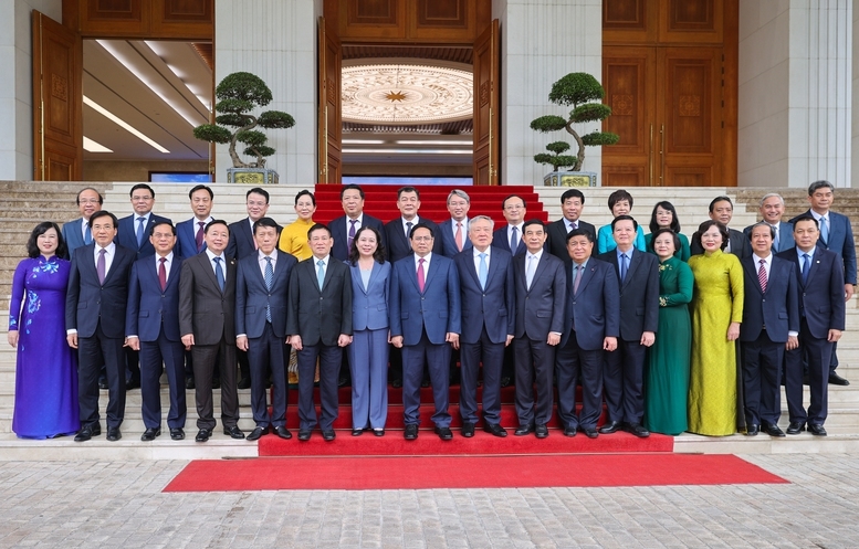 Các thành viên Chính phủ chụp ảnh lưu niệm với các đại biểu dự phiên họp - Ảnh: VGP/Nhật Bắc