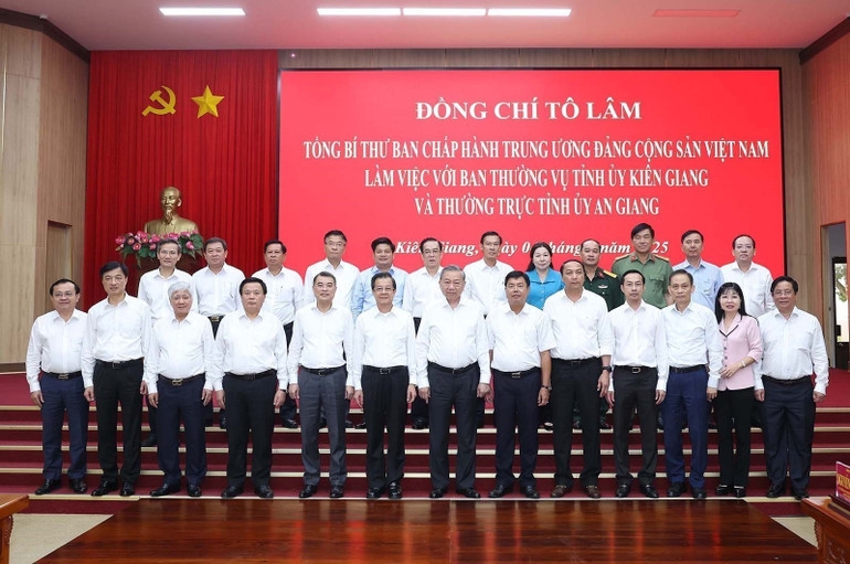 Tổng Bí thư Tô Lâm và đoàn công tác chụp ảnh với các đại biểu tỉnh Kiên Giang. (Ảnh: Thống Nhất/TTXVN)