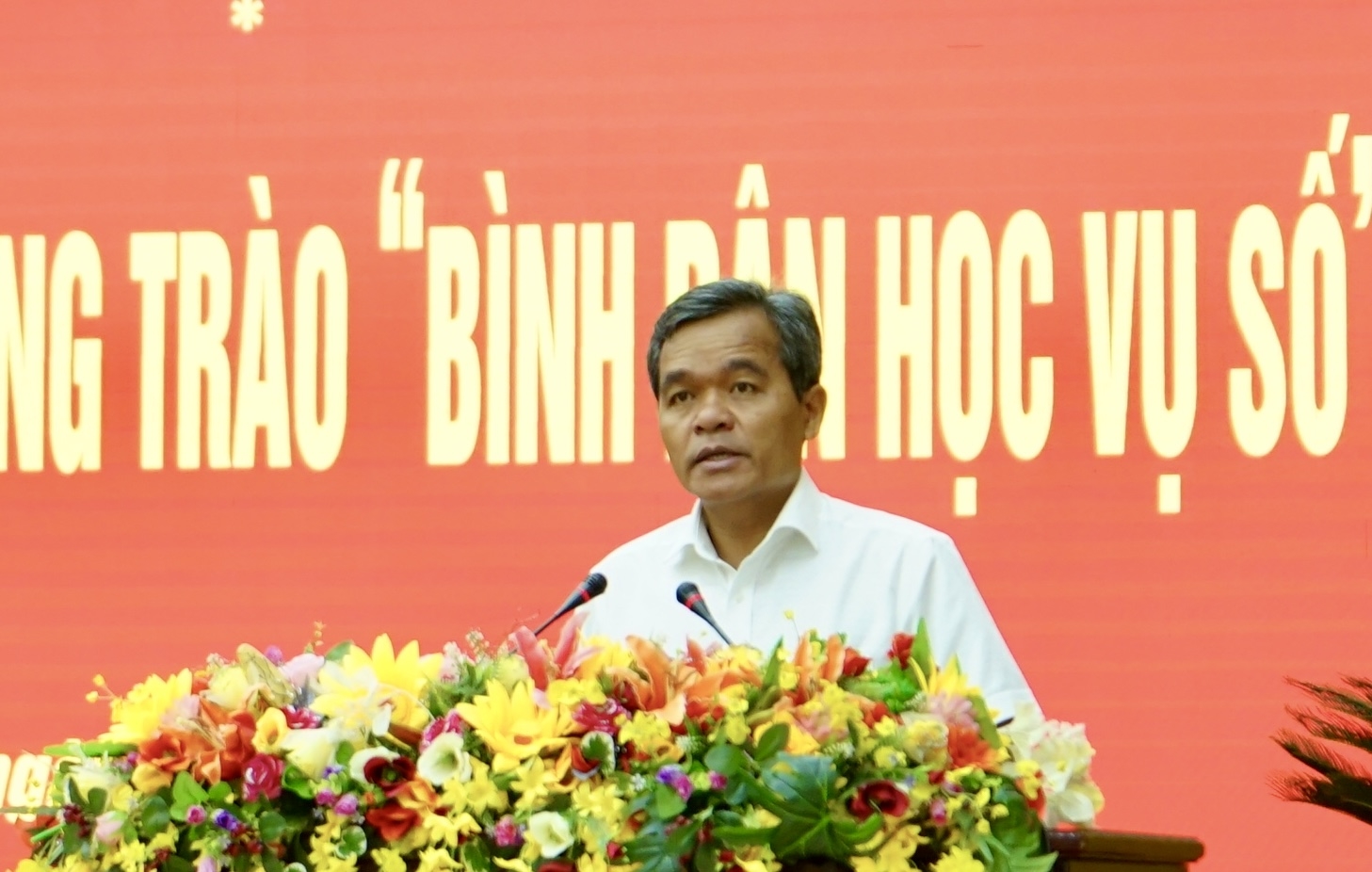 Ủy viên Ban Chấp hành Trung ương Đảng, Bí thư Tỉnh ủy, Chủ tịch HĐND tỉnh Gia Lai Hồ Văn Niên phát biểu tại lễ phát động