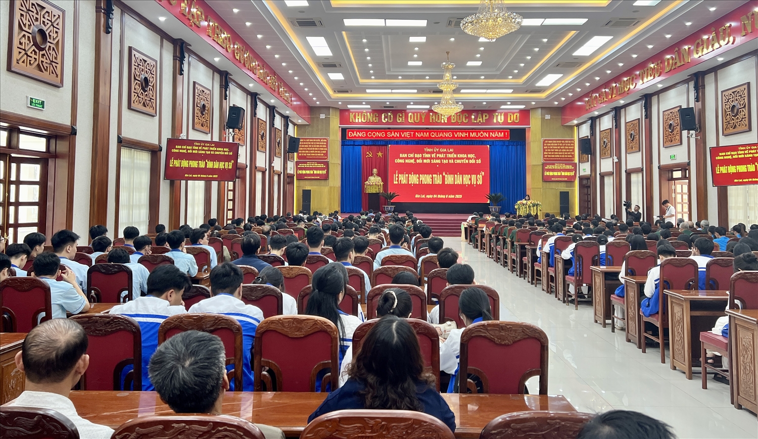 Quang cảnh lễ phát động 