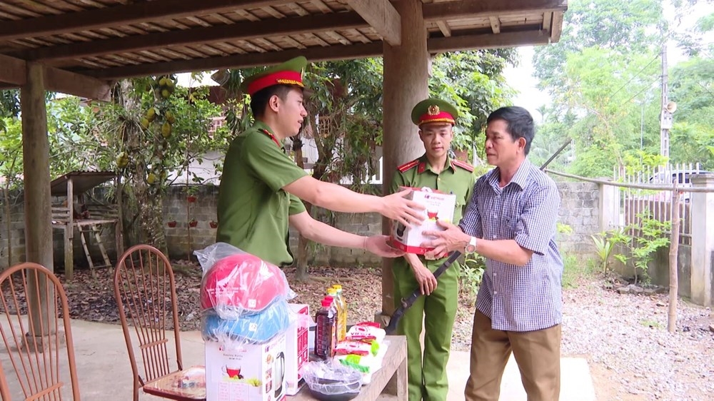 Người dân ở huyện Quan Hoá giao nộp súng cho lực lượng Công an để 