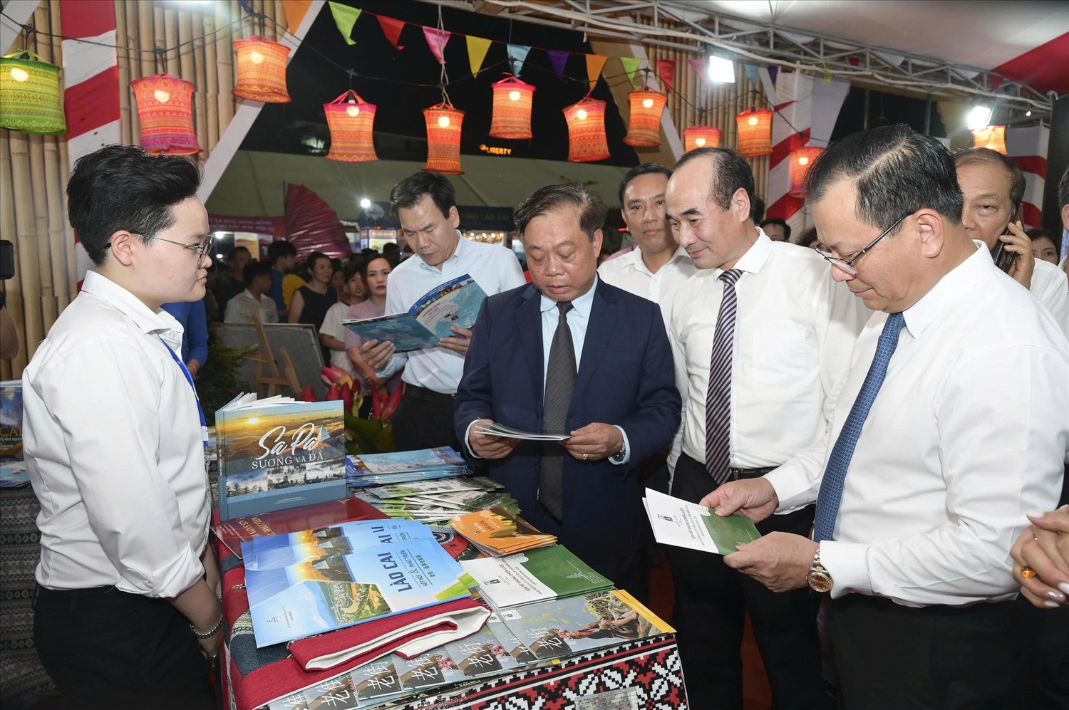 Đại biểu tham quan các gian hàng trưng bày tại Hội chợ