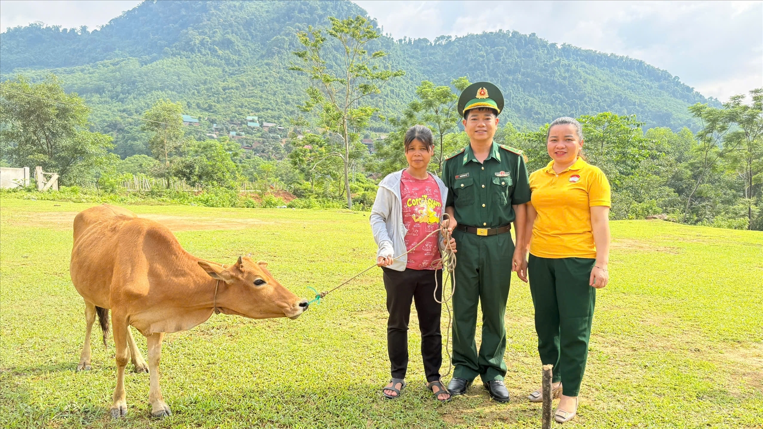 (Tin CTV) Bàn giao trâu, bò giống cho hộ nghèo vùng cao 1