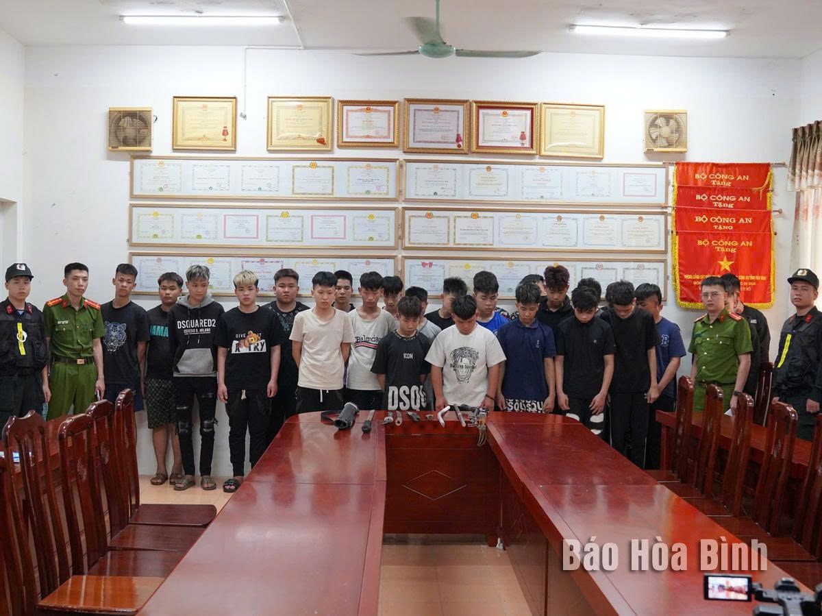Cơ quan Cảnh sát điều tra Công an tỉnh Hòa Bình đã ra quyết định khởi tố 17/29 thanh thiếu niên về hành vi gây rối trật tự công cộng trong vụ việc xảy ra đêm 22/4/2025. Ảnh:Báo Hòa Bình