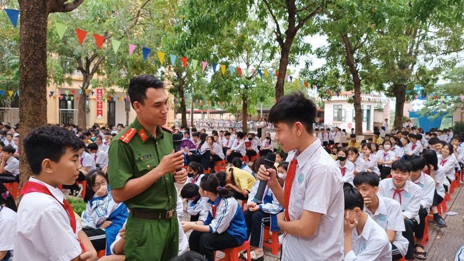Công an quận Hà Đông (Hà Nội) thực hiện mô hình ""Má trường an toàn" . Ảnh: TL