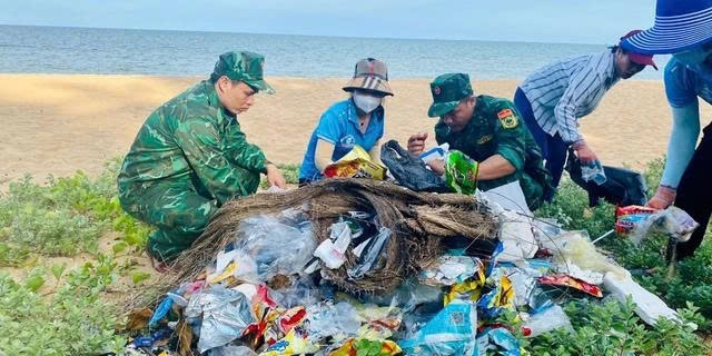 Dọn sạch rác, giữ môi trường biển trong lành để bảo vệ hệ sinh thái. Ảnh: TL