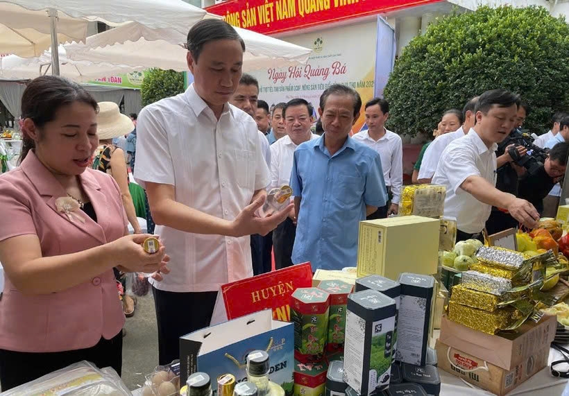 Các đại biểu tham quan gian hàng trưng bày các sản phẩm OCOP và nông sản tiêu biểu của các địa phương.Ảnh:TL