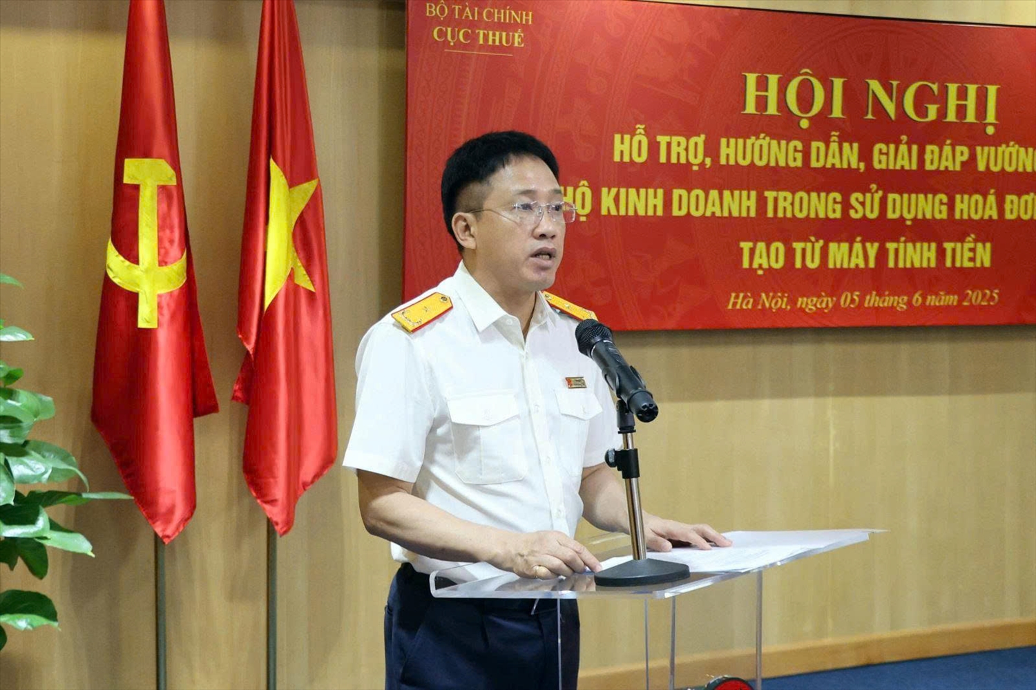 Ông Mai Sơn, Phó Cục trưởng Cục Thuế phát biểu tại hội nghị.Ảnh TL