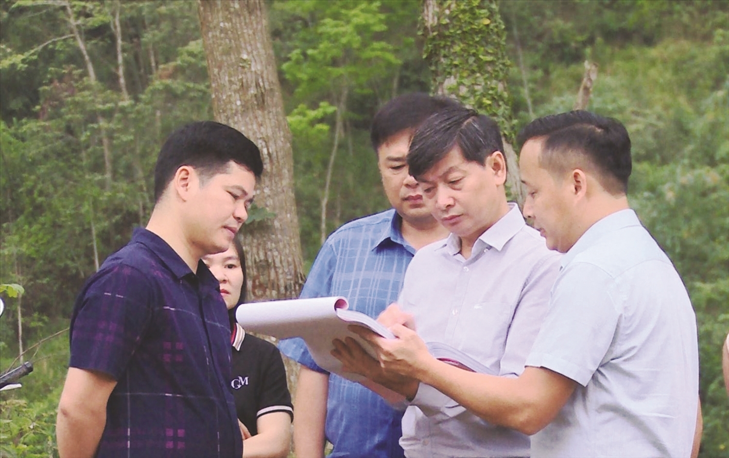 Ông Bế Văn Hùng (đứng giữa), Giám đốc Sở Dân tộc và Tôn giáo tỉnh Cao Bằng kiểm tra công tác triển khai Chương trình MTQG 1719 tại cơ sở.