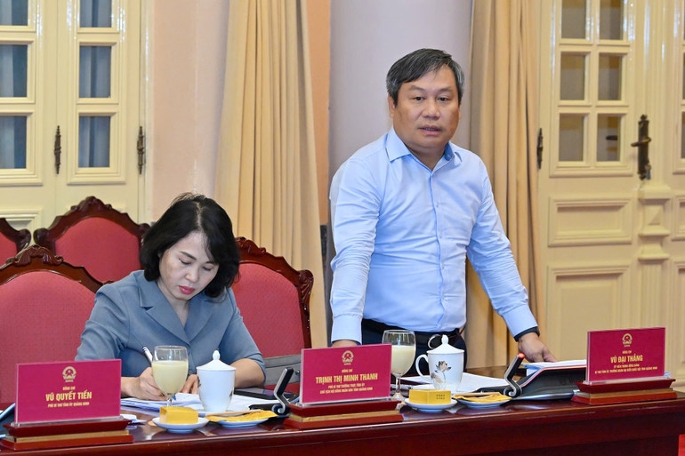 Bí thư Tỉnh ủy Quảng Ninh báo cáo tại buổi làm việc.