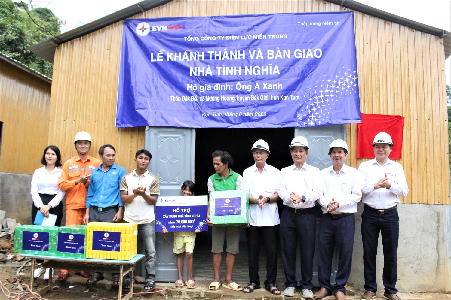 PC Kon Tum bàn giao nhà và tặng quà cho gia đình ông A Xanh, thôn Đăk Bối, xã Mường Hoong, huyện Đăk Glei