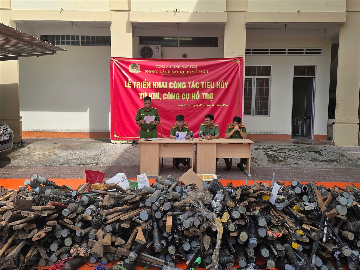 Quang cảnh Lễ triển khai công tác tiêu hủy vũ khí, công cụ hỗ trợ do người dân tự nguyện giao nộp