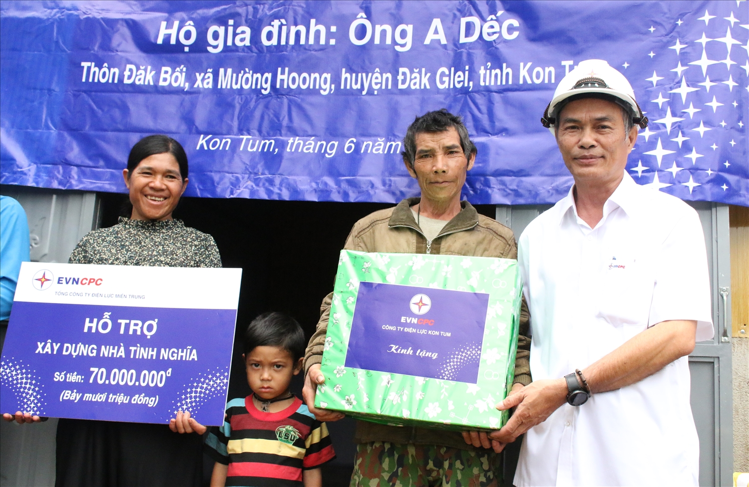 Ông Nguyễn Văn Hạnh - Giám đốc Công ty Điện lực Kon Tum tặng quà cho gia đình ông A Dếc, thôn Đăk Bối, xã Mường Hoong, huyện Đăk Glei