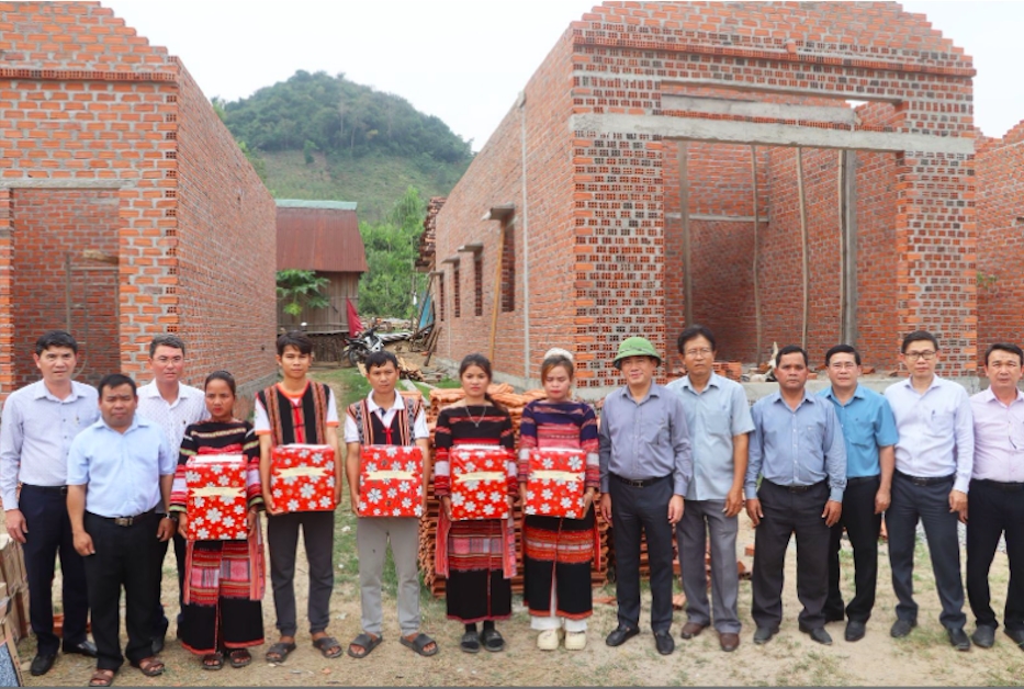 Ông Phạm Anh Tuấn, Chủ tịch UBND tỉnh Bình Định (người đội mũ cối) thăm và tặng quà các hộ đồng bào DTTS được hỗ trợ xây dựng nhà mới tại huyện Vĩnh Thạnh