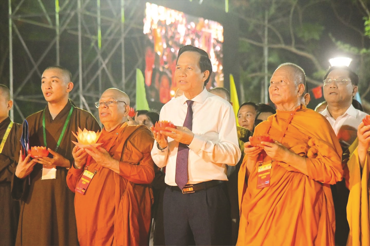 Bộ trưởng Bộ Dân tộc và Tôn giáo Đào Ngọc Dung dự Lễ hội hoa đăng cầu nguyện hòa bình, diễn ra vào tối ngày 6/5