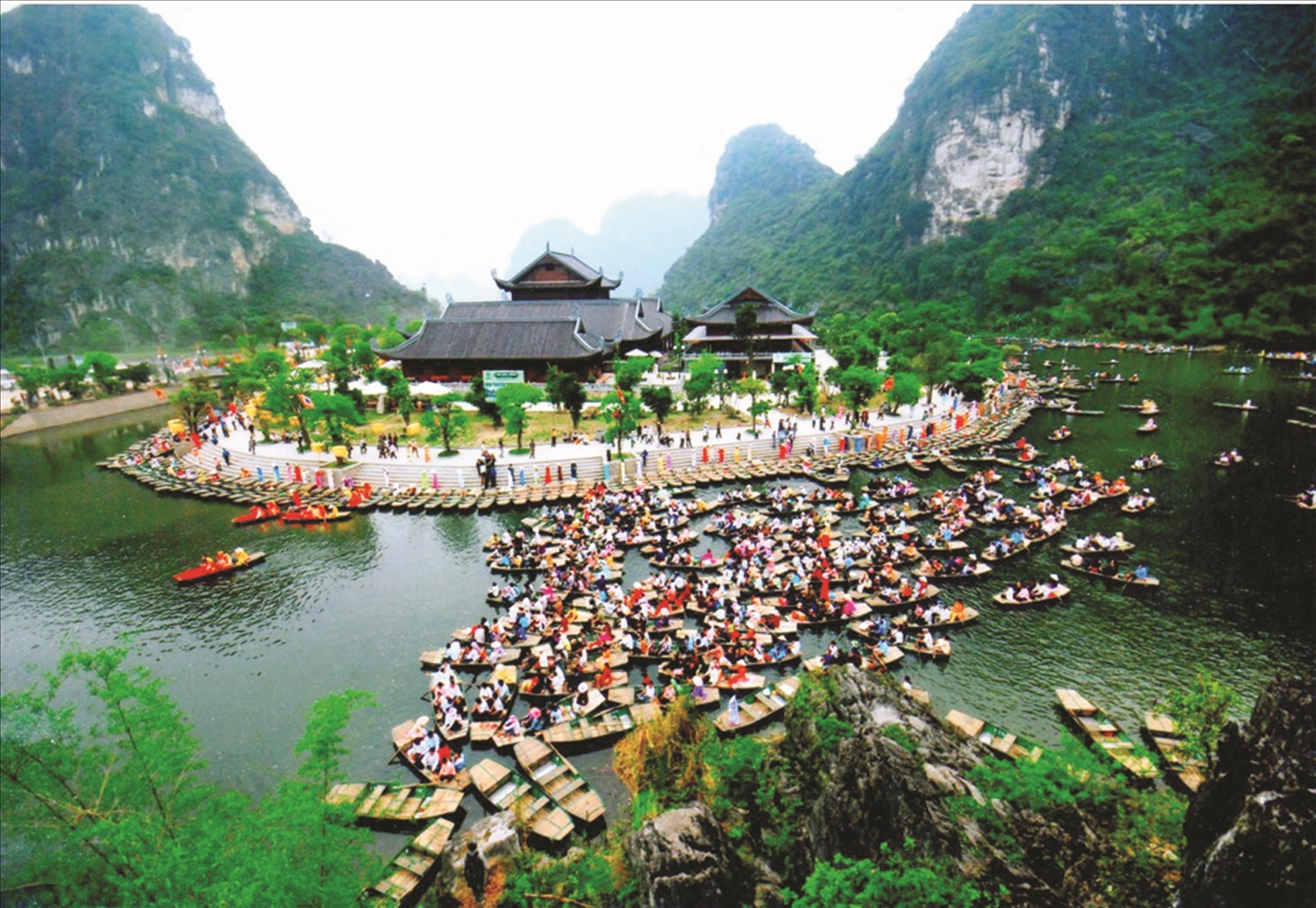 Việt Nam đang là điểm đến của du lịch tâm linh, với lợi thế từ hệ thống di sản văn hóa vật thể và phi vật thể tôn giáo đa dạng, đặc sắc, trải đều khắp cả nước. (Trong ảnh: Một góc Khu du lịch Tràng An, tỉnh Ninh Bình)