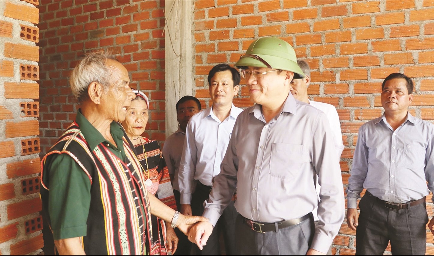  Ông Phạm Anh Tuấn, Chủ tịch UBND tỉnh Bình Định thăm hỏi, động viên các hộ đồng bào DTTS được hỗ trợ xây nhà mới