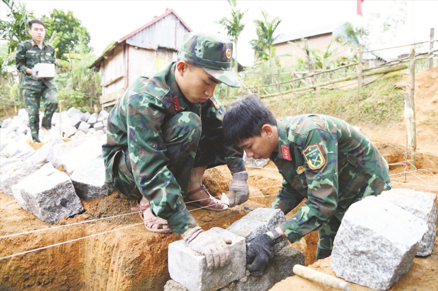Chiến sĩ Bộ Chỉ huy Quân sự tỉnh Bình Định giúp người dân xã Canh Liên xây nhà
