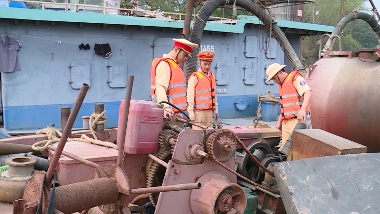 Nhiều phương tiện bơm, hút, vận chuyển cát không đủ điều kiện hoạt động.