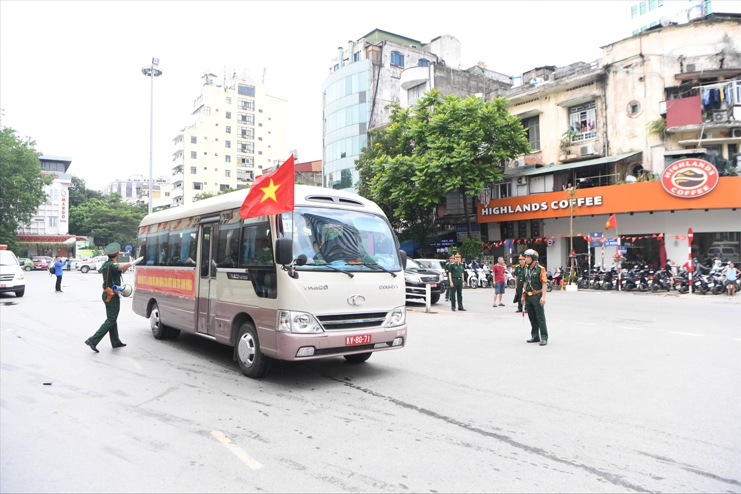 Các đoàn di chuyển bằng xe ô tô về điểm tập kết, sẵn sàng luyện tập.