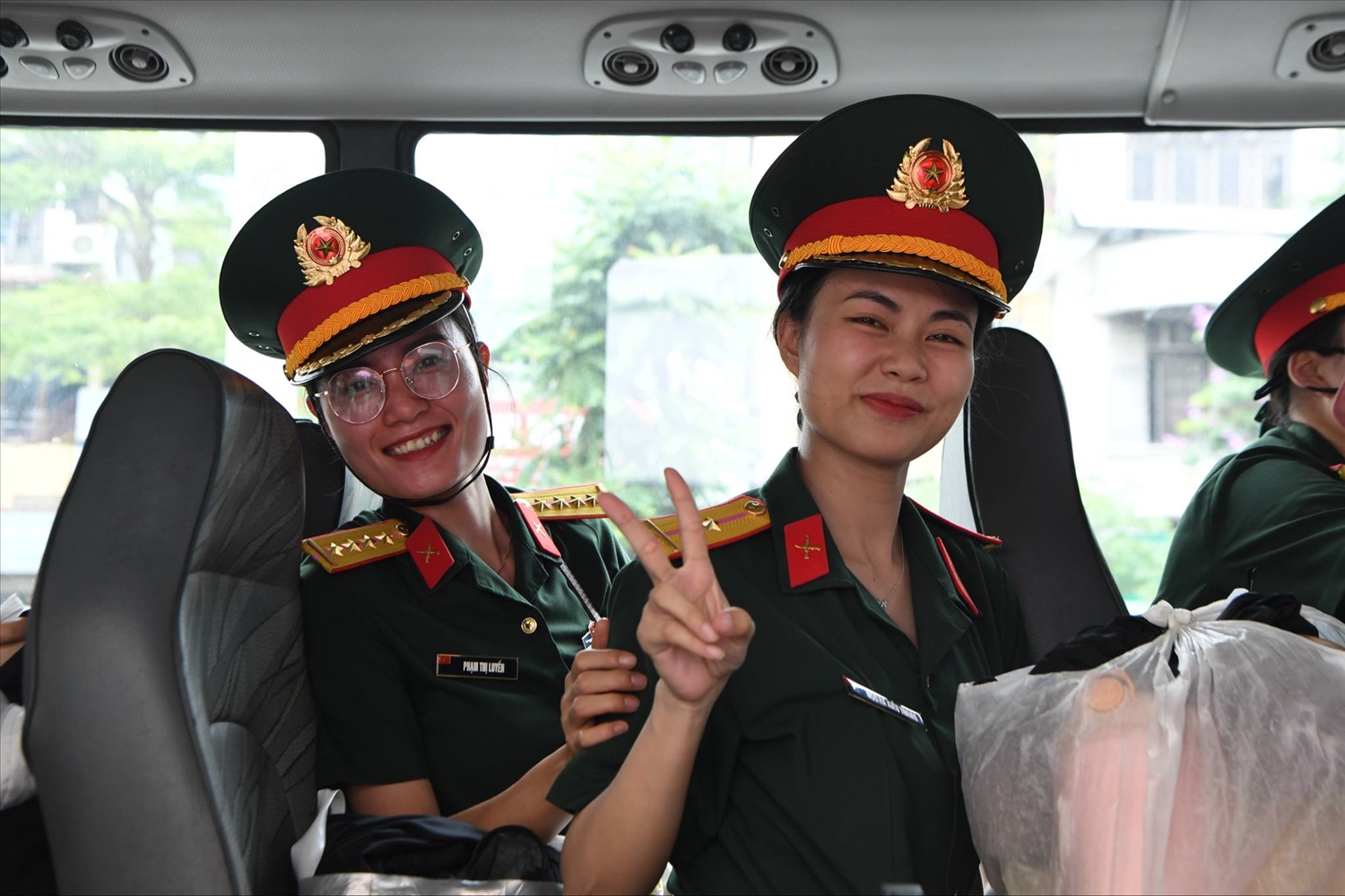 Các nữ quân nhân trước khi về điểm tập kết.