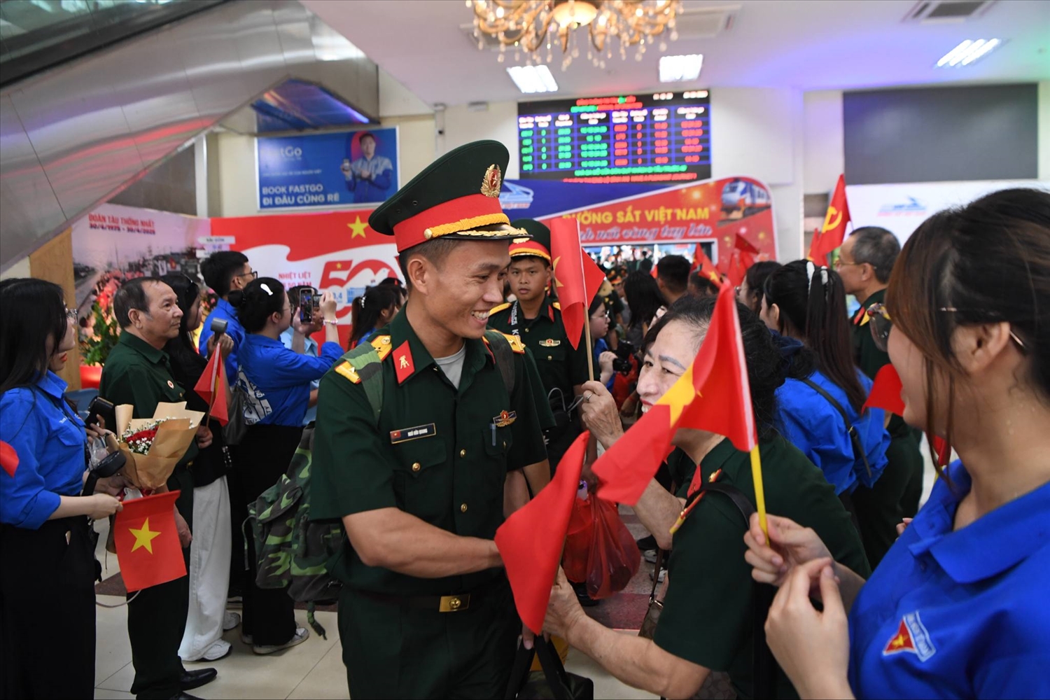 Các cán bộ, chiến sĩ đi trong vòng tay của người dân Thủ đô.