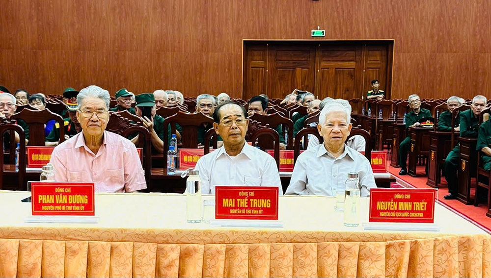 Nguyên Chủ tịch Nước Nguyễn Minh Triết (bìa phải) cùng lãnh đạo tỉnh Bình Dương qua các thời kỳ dự họp mặt