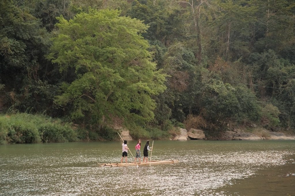 Trải nghiệm chèo bè trên suối