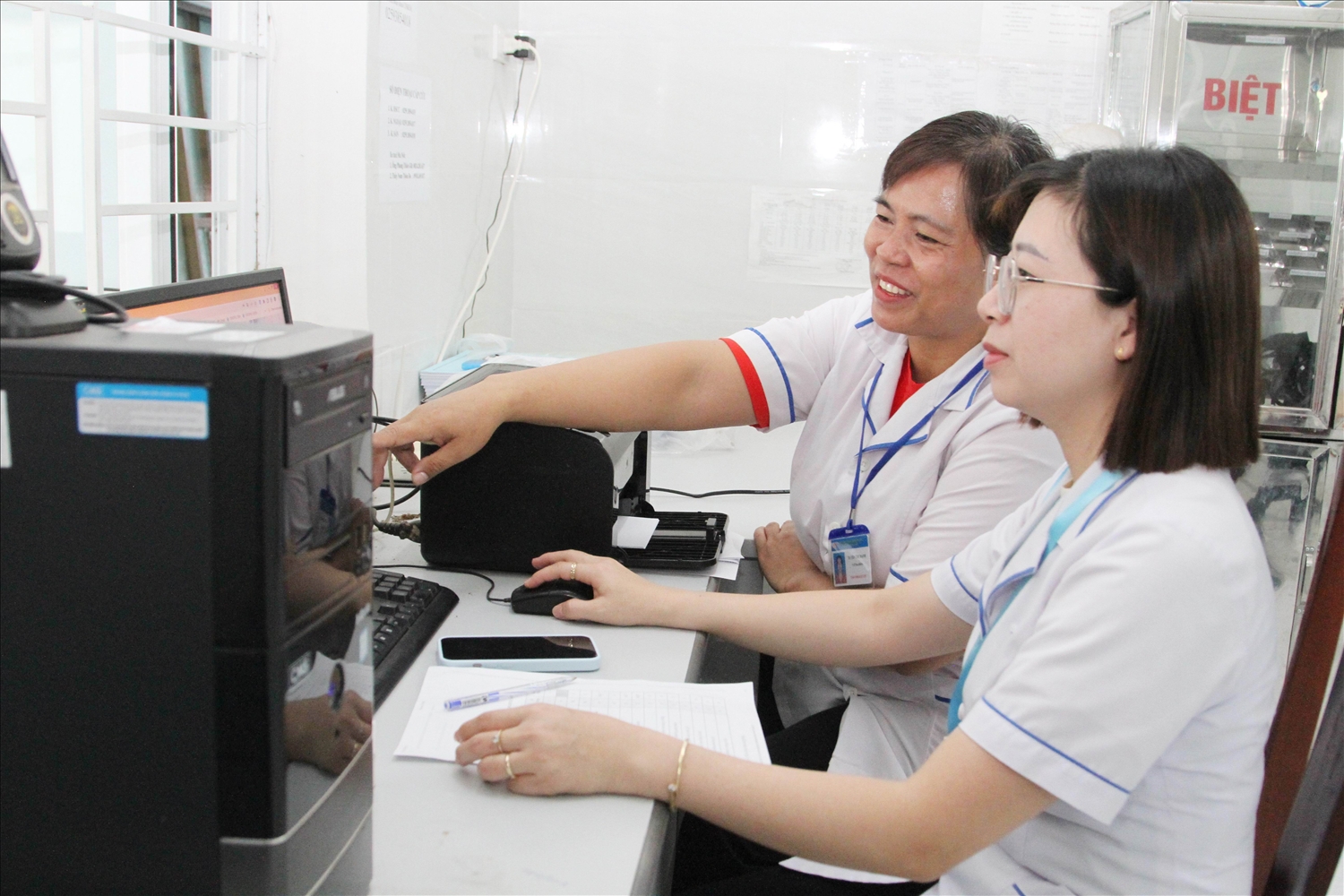 Y sĩ Tà Yên Thị Hạnh trao đổi chuyên môn cùng Y sĩ Phạm Thị Vương Minh, Phó trưởng Trạm Y tế xã Ma Nới.