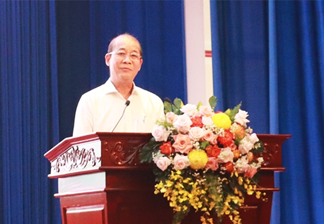 Ông Trịnh Đức Tài - Giám đốc Sở Dân tộc và Tôn giáo tỉnh Bình Dương báo cáo về công tác dân tộc và tôn giáo của tỉnh