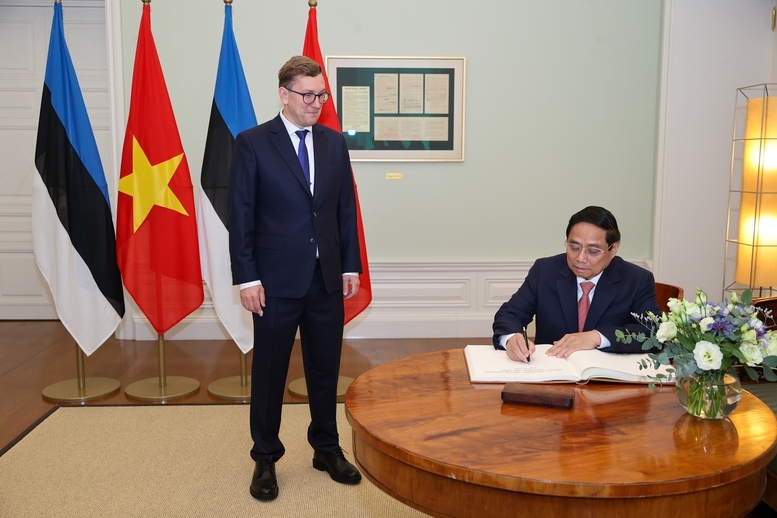 Thủ tướng Phạm Minh Chính ghi sổ lưu bút tại Văn phòng Thủ tướng - Ảnh: VGP/Nhật Bắc