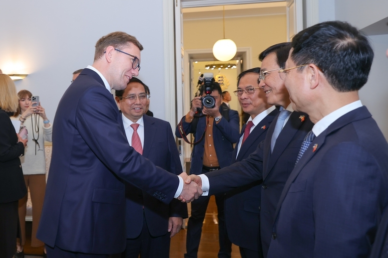 Thủ tướng Phạm Minh chính giới thiệu với Thủ tướng Kristen Michal các đại biểu của đoàn Việt Nam - Ảnh: VGP/Nhật Bắc