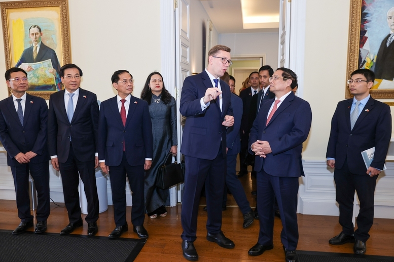 Thủ tướng Kristen Michal mời Thủ tướng Phạm Minh Chính tham quan Văn phòng Thủ tướng - Ảnh: VGP/Nhật Bắc
