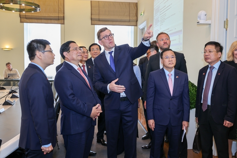 Thủ tướng Kristen Michal mời Thủ tướng Phạm Minh Chính tham quan Văn phòng Thủ tướng - Ảnh: VGP/Nhật Bắc