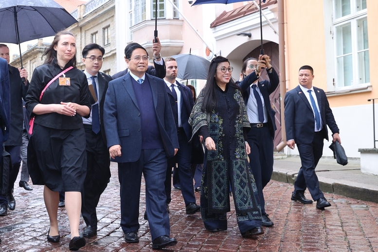 Thủ tướng và Phu nhân thăm phố cổ Tallinn - Ảnh: VGP/Nhật Bắc