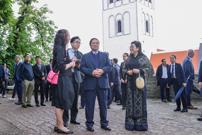 Thủ tướng và Phu nhân nghe giới thiệu về phố cổ Tallinn - Ảnh: VGP/Nhật Bắc