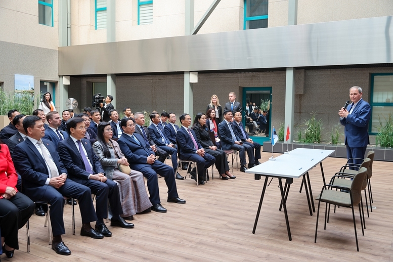 Thủ tướng và Phu nhân nghe giới thiệu về lịch sử, quy mô và hoạt động của cảng - Ảnh: VGP/Nhật Bắc