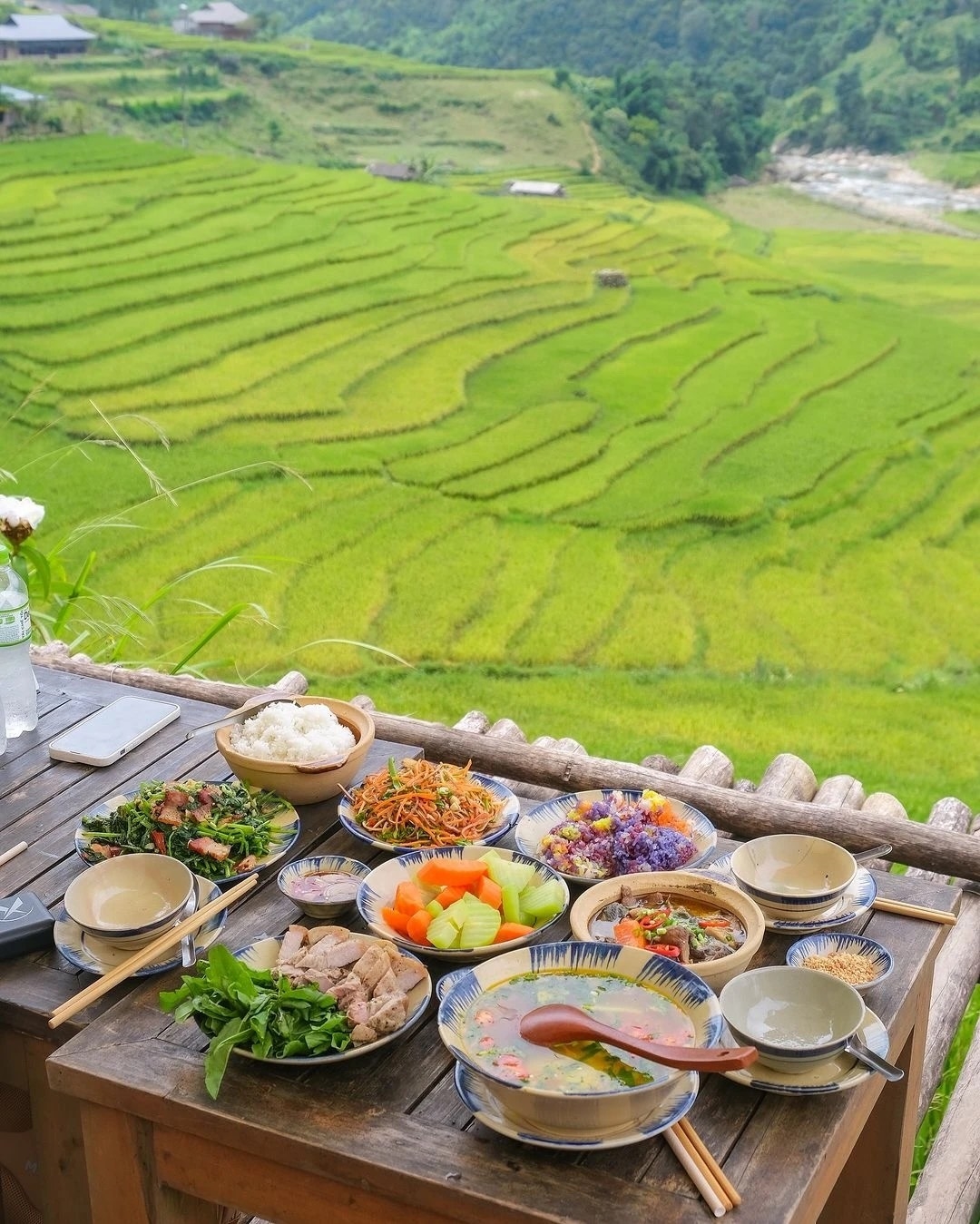 Người dân phục vụ ẩm thực cho du khách tại cánh đồng lúa thơ mộng