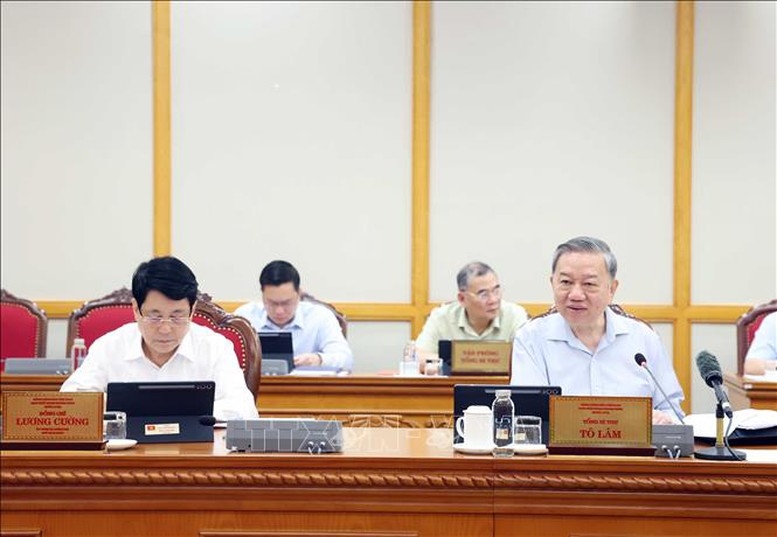 Tổng Bí thư lưu ý, đặc biệt quan tâm làm tốt công tác bố trí, sắp xếp cán bộ theo đúng nguyên tắc, yêu cầu, hướng dẫn của cấp trên gắn với làm tốt công tác chính trị, tư tưởng, chế độ, chính sách đối với cán bộ bị tác động, ảnh hưởng, không để phát sinh những vấn đề phức tạp về nội bộ - Ảnh: TTXVN