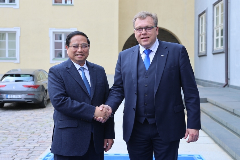 Chủ tịch Quốc hội Estonia Lauri Hussar đón Thủ tướng Phạm Minh Chính - Ảnh: VGP/Nhật Bắc