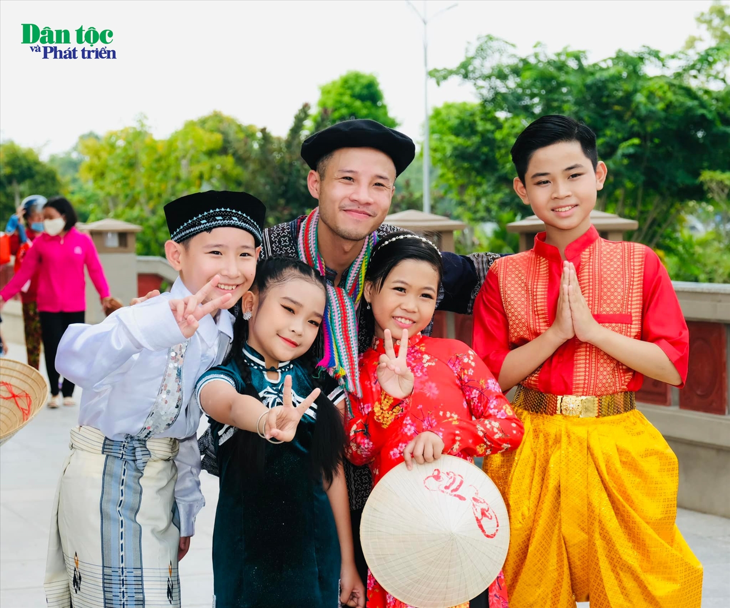 Phóng viên Cao Tuấn Ninh cùng các em nhỏ DTTS tại thành phố Cần Thơ